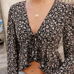 EUC Crop SHEIN Front Tie B&W Floral Flowy Lightweight Bell Sleeves Top M